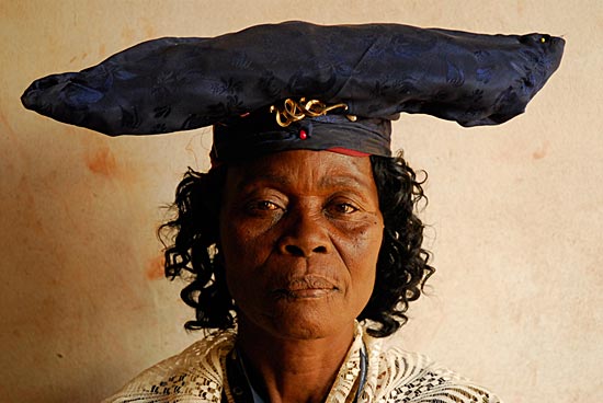 Женщины африканского племени гереро носят европейские платья начала 20-го века