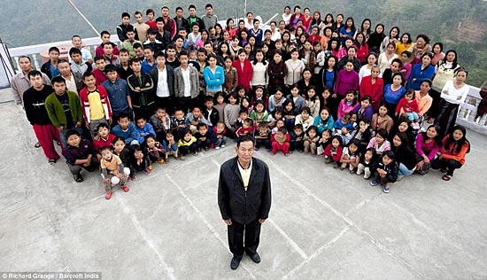 У Циона Хана самая большая в мире семья – 39 жен, 94 ребёнка и 33 внука