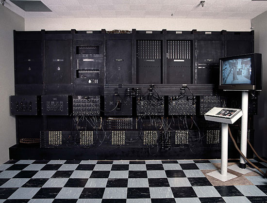Первый в мире программируемый электронный компьютер весил 30 тонн и состоял из 18 тысяч электронных ламп