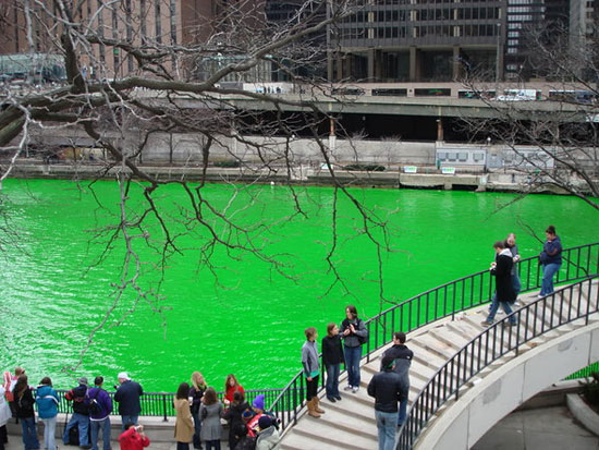 Ежегодно в рамках празднования Дня Святого Патрика, воды реки Чикаго окрашиваются в зелёный цвет