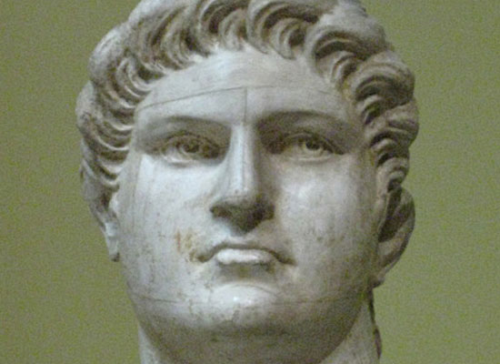 Император Нерон играл на скрипке, пока горел подожженный им Рим