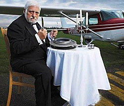 Француз Мишель Лотито съел стеклянный стакан, робота и самолёт
