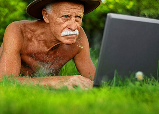 81-летний американец считает, что Твиттер — это поисковик и заносит в него поисковые запросы
