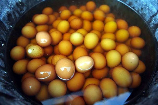 В китайском городе Дуньян есть традиция — каждой весной есть «девственные яйца»