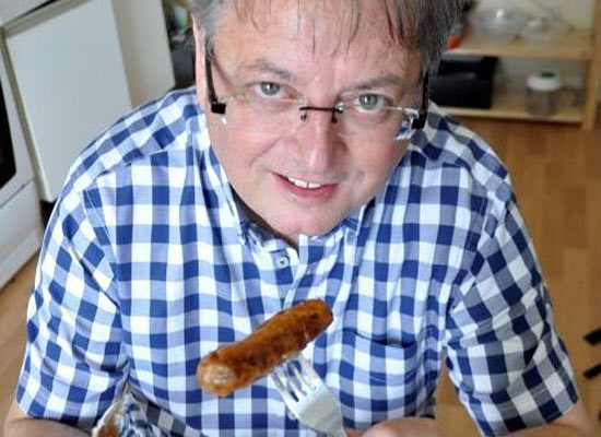 Англичанин Дэвид Хардинг страдает болезненной зависимостью от сосисок
