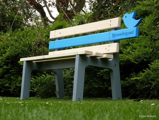В парке города Данди (Шотландия) есть скамейка-Твиттер