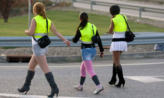 В Испании проститутки обязаны носить светоотражающие жилеты