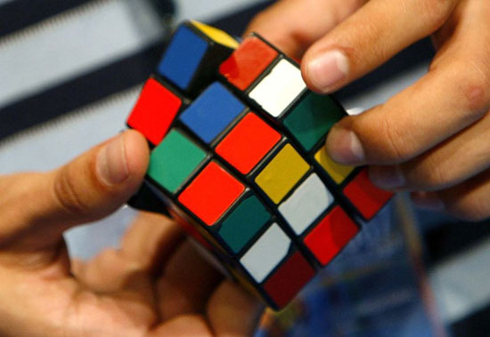 Кубик Рубика имеет 43252003274489856000 возможных конфигураций