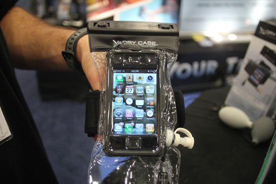 DryCASE Water-Proof Case позаботится о вашем мобильном телефоне и mp3-плейрее на пляже