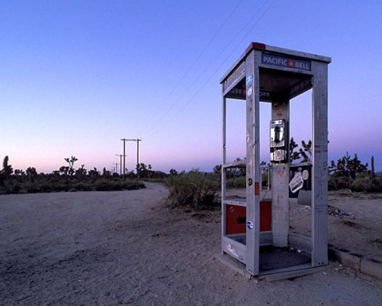 Самая одинокая телефонная будка в мире была установлена в пустыне