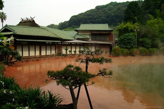 Самый популярный гейзер в Японии называется «Кровавый пруд», так как вода в нём красного цвета