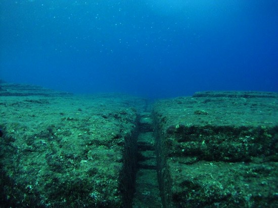 На морском дне возле острова Йонагуни есть храмовый комплекс