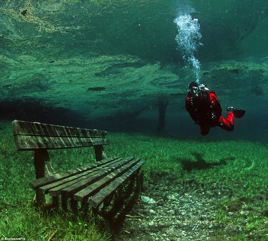 В Австрии есть парк, который полгода находится на суше, полгода — на дне озера