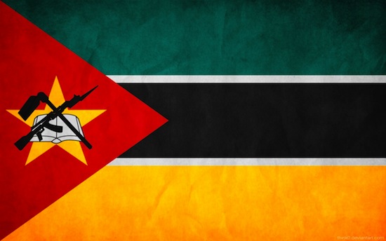На государственном флаге Мозамбика изображён автомат Калашникова