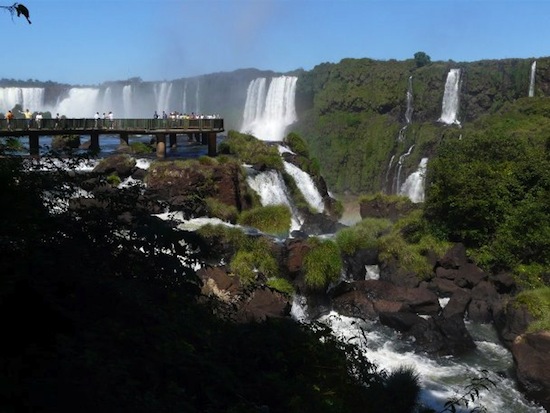 Платформа наблюдения на водопадах Игуасу, Аргентина и Бразилия