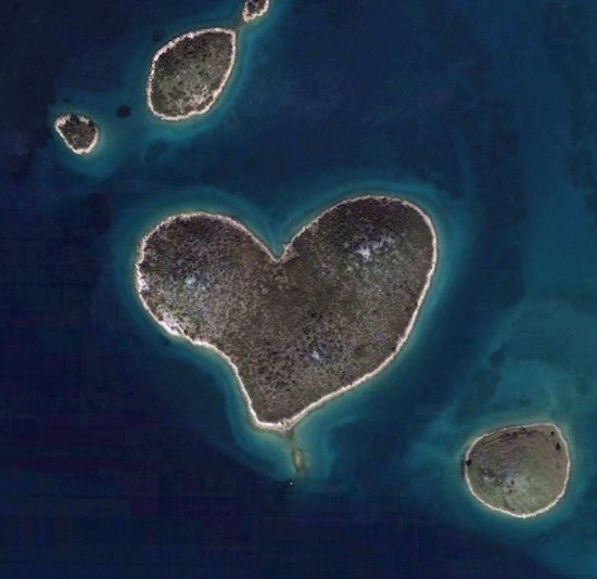 В Хорватии есть есть необитаемый остров в форме сердца