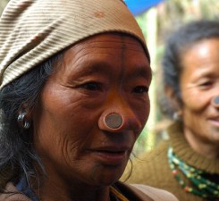 Женщины из племени Апатини всю жизнь носят деревянные пробки в носу 