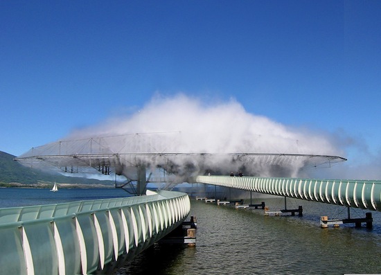 В 2002-ом году над поверхностью швейцарского озера было построено здание-облако