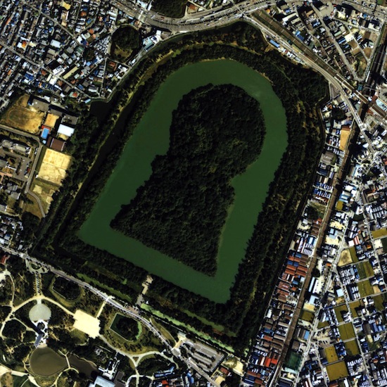 Самая большая гробница в мире — это захоронение японского императора Нинтоку