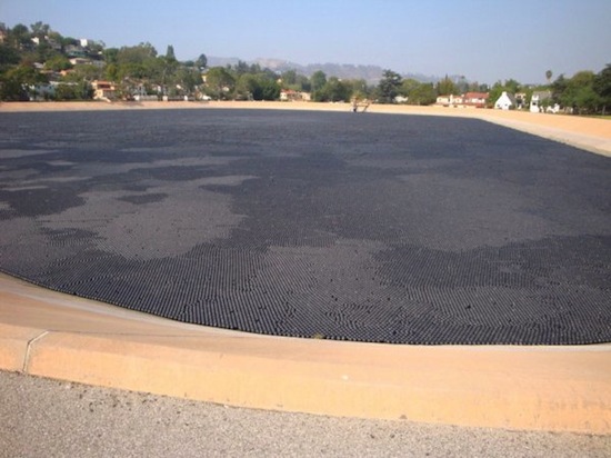 Поверхность водохранилища в Лос-Анджелесе покрыта 400 тысячами чёрных шариков