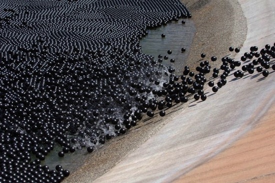 Поверхность водохранилища в Лос-Анджелесе покрыта 400 тысячами чёрных шариков