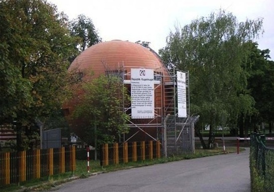 В центре Вены находится республика «Кугельмугель» представленная одним сферическим домом