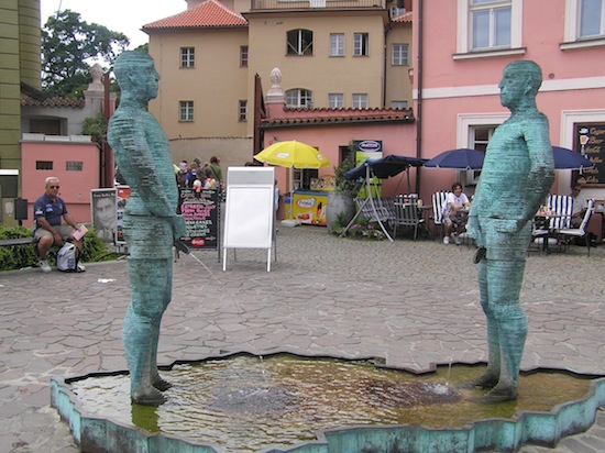 В Чехии есть «Piss-Кирпичный завод Гергета» — электромеханическая статуя двух писающих мужчин