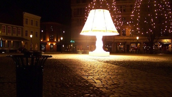 В Мальмё (Швеция) есть огромная «говорящая» лампа с абажуром