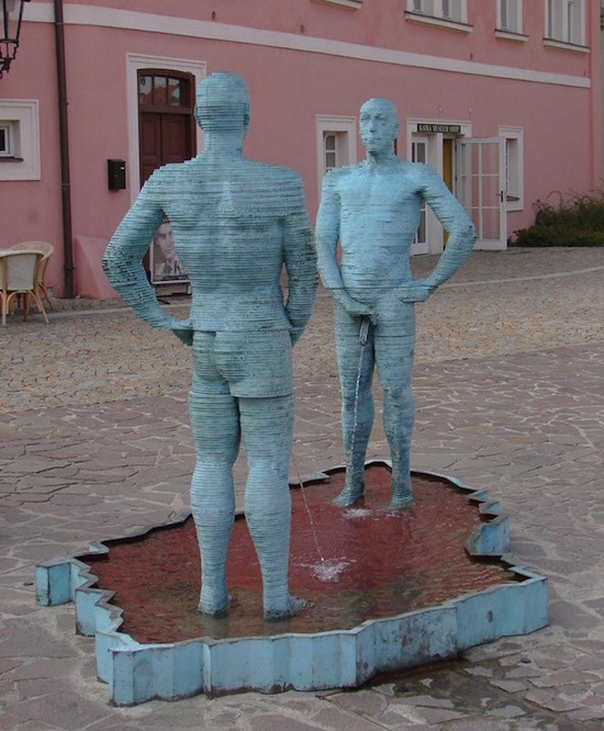 В Чехии есть «Piss-Кирпичный завод Гергета» — электромеханическая статуя двух писающих мужчин