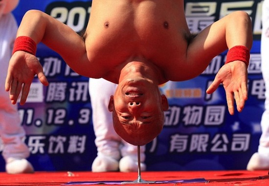 Китаец Ли Ксин может стоять головой на острие гвоздя
