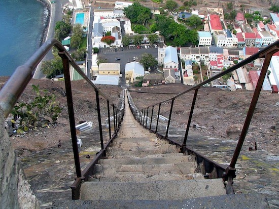 Самая длинная прямая лестница в мире находится на острове Святой Елены