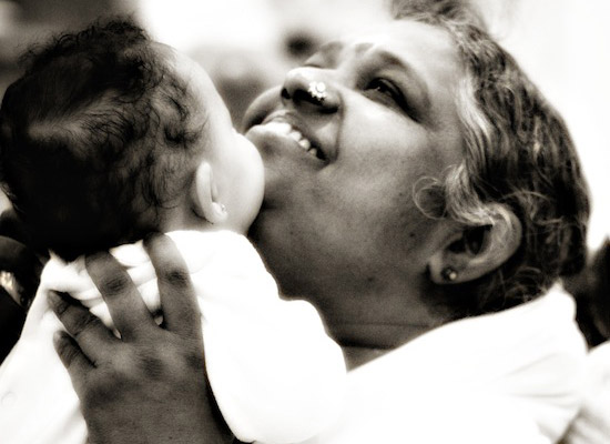 Мата Амританандамайи Деви обнимает 15000 человек в сутки, а всего к ней прикоснулось 20 млн человек