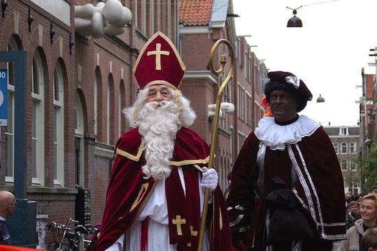 Голландского Санта Клауса сопровождает чернокожий мальчик-слуга