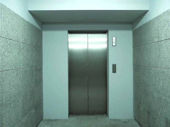 У человека практически нет шансов выжить в падающей с высокого этажа кабине лифта