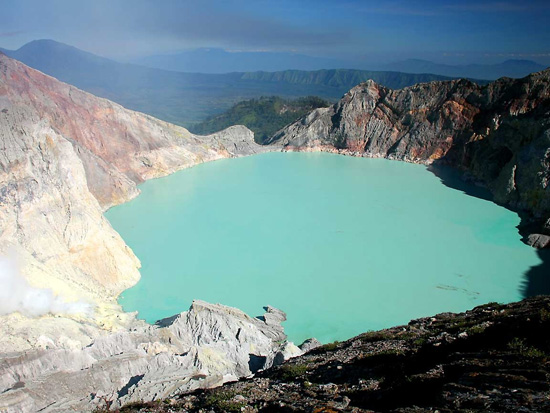 В Индонезии есть озеро, кислотность которого равна кислотности автомобильного аккумулятора