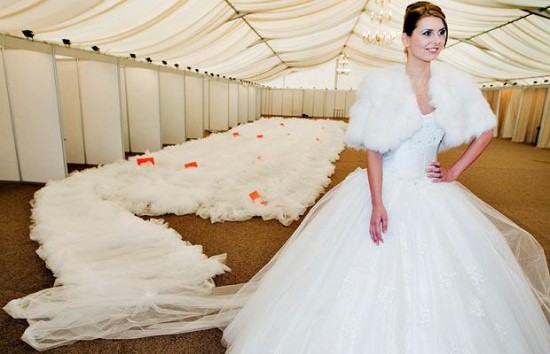 Длина шлейфа самого длинного свадебного платья в мире — 2 км 750 м
