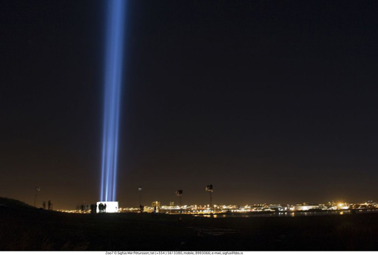 В Исландии есть мемориал в виде четырёхкилометрового столпа света
