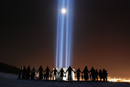 В Исландии есть мемориал в виде четырёхкилометрового столпа света