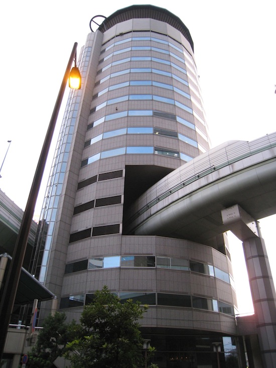 В Осаке (Япония) есть здание, через которое проходит автотрасса