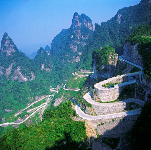 Самая опасная дорога в Китае имеет 99 поворотов