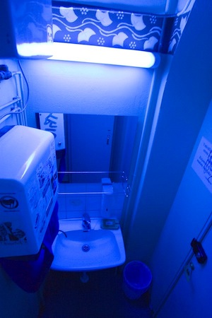 Туалеты в клубах освещены синим светом для того, чтобы наркоманы не могли разглядеть вены