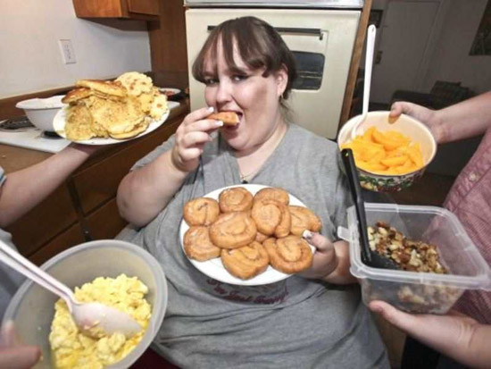 Сюзанна Эман ест 30 000 ккал в день, чтобы стать самой толстой невестой в мире
