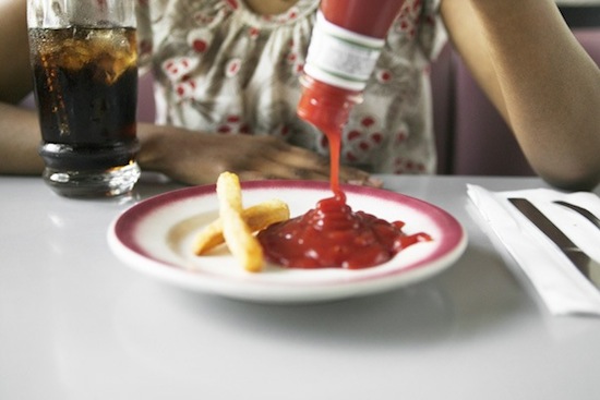 С помощью «ускорителя кетчупа» кетчуп можно вытряхнуть из бутылки до последней капли!