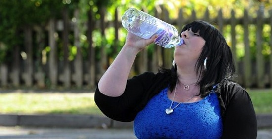 Англичанка Саша Кеннеди выпивает 25 литров воды в день