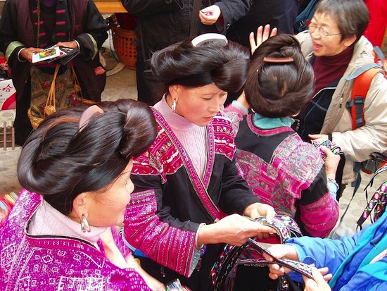 В Китае есть «деревня с самыми длинными волосами в мире»