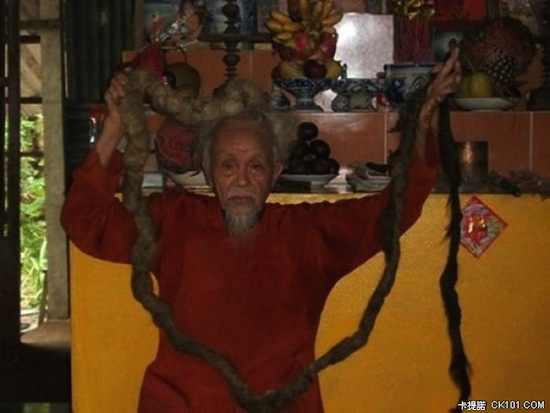 Вьетнамец Нгуен Ван Цзянь не стриг волосы 70 лет и 30 лет не мыл их