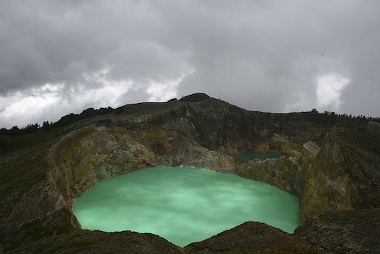 На вершине вулкана Келимуту есть три разноцветных озера