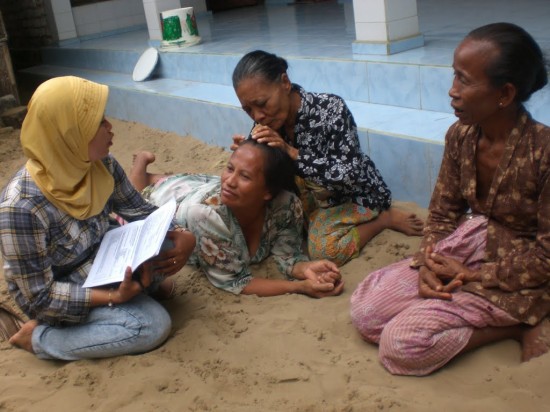 В Индонезии люди предпочитают спать на песке