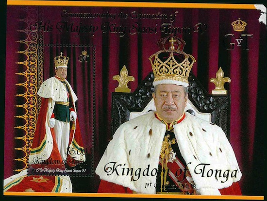 В королевстве Тонга могильщикам короля запрещают использовать руки 100 дней после похорон