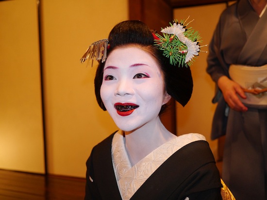 До начала 20-го века японские аристократы красили зубы в чёрный цвет